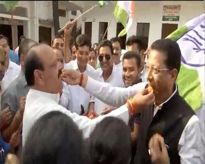 येदुरप्पा के मुख्यमंत्री पद के इस्तीफा देने के बाद कांग्रेस खेमे में खुशी की लहर दौड़ गई है. देहरादून में कांग्रेस कार्यालय में वहां के कार्यकर्ताओं ने खुशी जाहिर करते हुए एक दूसरे को लड्डू खिलाए.