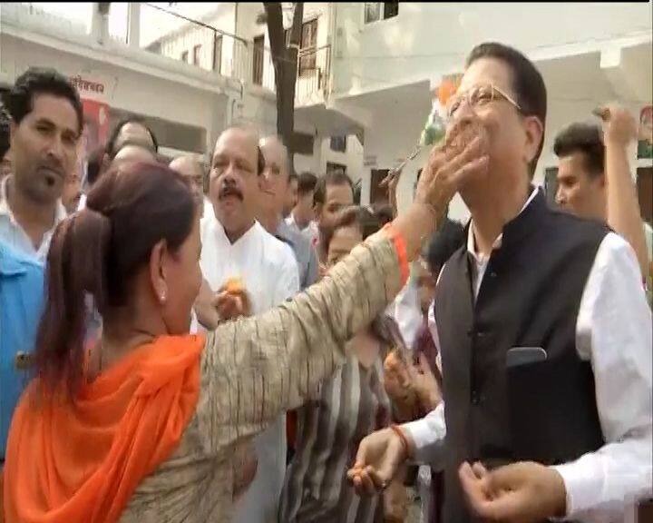 आज विधानसभा में फ्लोर टेस्ट से पहले ही मुख्यमंत्री येदुरप्पा ने इमोशनल होकर भाषण दिया और फिर इस्तीफा दे दिया. उन्होंने कहा कि उनकी पार्टी 40 से 104 पर पहुंची हैं. अगर अगले पांच साल के बीच में चुनाव होते हैं तो बीजेपी 150 सीटों के साथ वापसी करेगी. इसके बाद से ही कांग्रेस और जेडीएस में जश्न शुरु हो गया है. कांग्रेस ने इसे लोकतंत्र और संविधान की जीत बताया.
