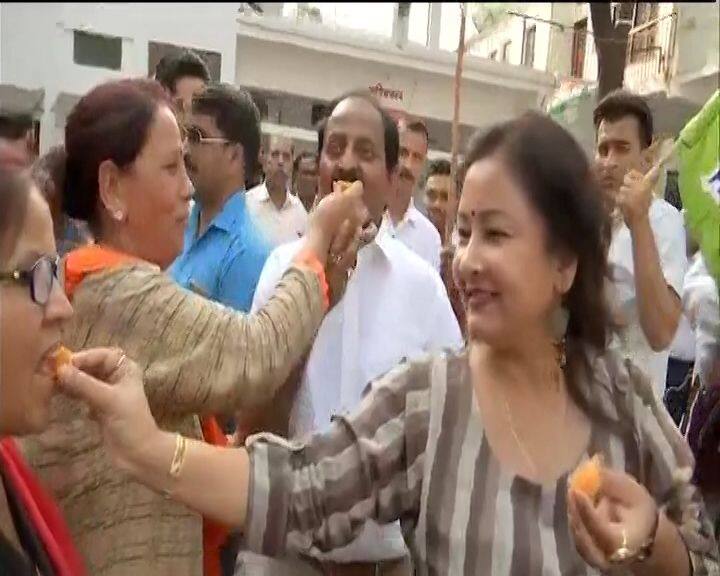येदुरप्पा के इस्तीफे के बाद कांग्रेस नेता गुलाम नबी आजाद ने कहा, ''हमारे विधायको को विधायकों बीजेपी ने बंधक बना कर रखा, लेकिन जैसे ही उन्हें मौका वे हमारे पक्ष में वोट करने के लिए पहुंचे.''