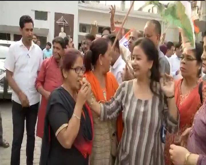 आजाद ने कहा, ''बीजेपी के 104 के मुकाबले हमारे पास 117 विधायकों का समर्थन है, कांग्रेस-जेडीएस के एक भी विधायक ने साथ नहीं छोड़ा. बीजेपी ने सरकारी एजेंसियों का दुरुपयोग किया. बीएसपी का विधायक भी बीजेपी के साथ नहीं गया. हम सुप्रीम कोर्ट भी धन्यवाद करते हैं.''