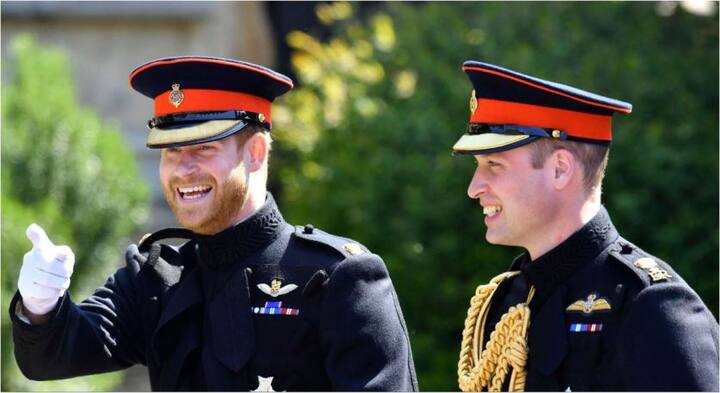 शादी में प्रिंस चार्ल्स दुल्हन के पिता के रूप में नजर आए. आपको बता दें कि मार्केल के पिता बीमार चल रहे हैं. हाल ही में उनके दिल का ऑपरेशन हुआ है. यही वजह है कि मार्केल ने प्रिंस हैरी के बड़े भाई प्रिंस चार्ल्स से शादी के दौरान पिता की भूमिका निभाने की रिक्वेस्ट की थी. (तस्वीर-एपी)