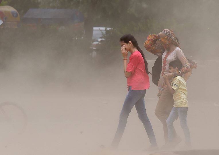 ओडिशा, पश्चिम बंगाल में आंधी-तूफान की आशंका, UP के फिरोजाबाद में तीन की मौत IMD issues weather Report Thunderstorm may hit UP west bengal Odisha Delhi 3 dead in Firozabad ओडिशा, पश्चिम बंगाल में आंधी-तूफान की आशंका, UP के फिरोजाबाद में तीन की मौत