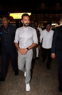 Pics: आनंद को रिसीव करने एयरपोर्ट पहुंचीं सोनम, गाड़ी में रोमांस करते दिखा कपल