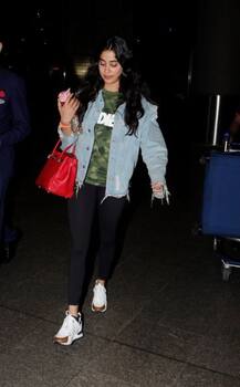 In Pics: बेटी जाह्नवी को एयरपोर्ट लेने पहुंचे बोनी, गले लगाकर किया प्यार