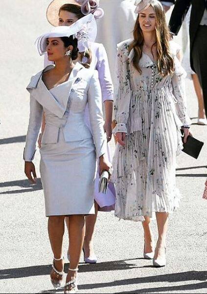 प्रियंका ने इस खास मौके पर Vivienne Westwood की ड्रेस पहनी. ब्लेजर के साथ पेंसिल स्कर्ट में प्रियंका बेहद खूबसूरत लग रही थीं. (तस्वीर: सोशल मीडिया)