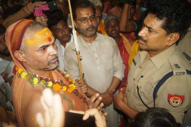 सीएम से मिलने जा रहे स्वामी अविमुक्तेश्वरानंद बीच में ही रोके गए, औरंगजेब से की योगी की तुलना