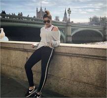 दुनिया के इस मशहूर शहर में मस्ती कर रही हैं परिणीति चोपड़ा, यहां देखें लेटेस्ट तस्वीरें