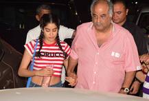 पापा बोनी कपूर के साथ फिल्म देखने पहुंची जाह्नवी, बहन अंशुला भी आईं नज़र