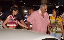 पापा बोनी कपूर के साथ फिल्म देखने पहुंची जाह्नवी, बहन अंशुला भी आईं नज़र