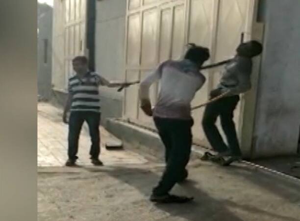 गुजरात: राजकोट में चोरी के आरोप में दलित मजदूर की पीट-पीट कर हत्या, 5 गिरफ्तार Rajkot: Dalit man beaten to death by workers of an industrial unit, five arrested गुजरात: राजकोट में चोरी के आरोप में दलित मजदूर की पीट-पीट कर हत्या, 5 गिरफ्तार