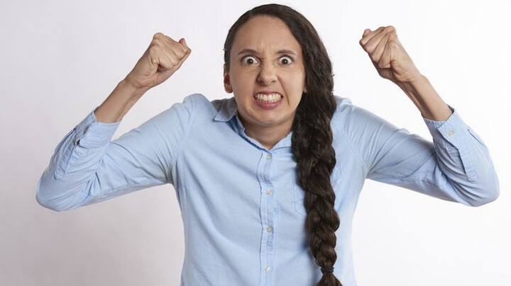 स्ट्रेस से रहें दूर- स्ट्रेस और एंग्जायटी दोनों ही फर्टिलिटी हार्मोन्स की रिलीज को घटाते हैं और ओवेल्यूशन की प्रक्रिया में बाधा डाल सकते हैं. तो तनाव महसूस होने पर मेडिटेशन या योग के द्वारा खुद को नियंत्रित करने का प्रयास अवश्य करें. अपनी भावनाओं को अपने जीवनसाथी, दोस्तों या परिवार संग साझा करें, इससे मन हल्का होता है. फोटोः गूगल फ्री इमेज