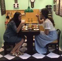 कभी खाना चुराते तो कभी मेकअप करते खाना खाती देखी गईं दीपिका पादुकोण