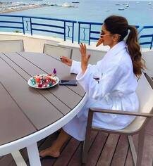 कभी खाना चुराते तो कभी मेकअप करते खाना खाती देखी गईं दीपिका पादुकोण