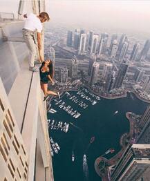 BOLD तस्वीर खिंचवाने के लिए जब 1,004 फुट ऊंची बिल्डिंग से लटक गई ये हसीना