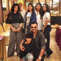 In pics: कपूर फैमिली की सबसे छोटी बेटी शनाया हुईं ग्रेजुएट, महज 18 साल है उम्र