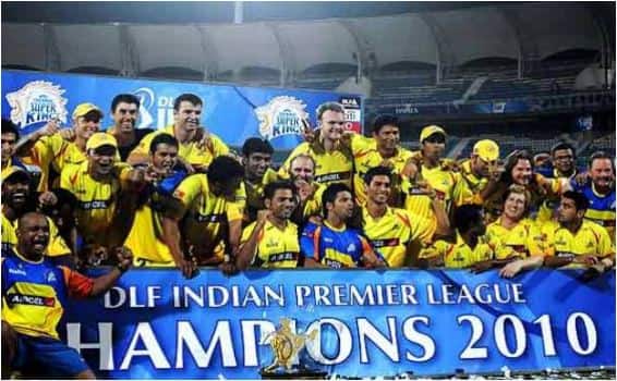 चेन्नई सुपरकिंग: 2010 के तीसरे आईपीएल में सचिन तेंदुलकर की टीम मुंबई इंडियंस और धोनी की टीम चेन्नई सुपरकिंग के बीच फाइनल मुकाबला खेला गया. जहां धोनी की टीम चेन्नई सुपरकिंग ने मुंबई को मात दे कर आईपीएल के विनर का खिताब अपने नाम कर लिया था. (तस्वीर-ट्विटर)