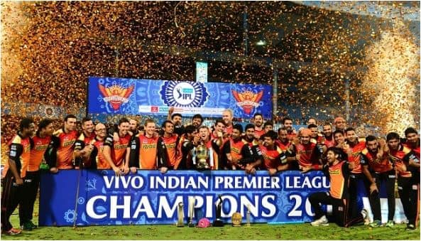 सनराइजर्स हैदराबाद: दूसरे आईपीएल ट्रॉफी अपने नाम करने वाली टीम सनराइजर्स हैदराबाद ने फिर से इतिहास को दोहराया और साल 2016 में हुए आईपीएल टूर्नामेंट की ट्रॉफी जीत ली. यहां सनराइजर्स हैदराबाद ने फाइनल मुकाबले में रॉयल चैलेंजर्स बंगलौर को हार का मुंह दिखाया. (तस्वीर-ट्विटर)