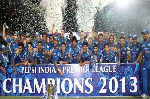 मुंबई इंडियंस: साल 2013 के आईपीएल में पहली बार मुंबई इंडियंस को कामयाबी मिली. चेन्नई सुपरकिंग के साथ खेले गए फाइनल मैच में मुंबई इंडियंस ने जीत हासिल की और आईपीएल की ट्रॉफी अपने नाम कर ली.  (तस्वीर-ट्विटर)