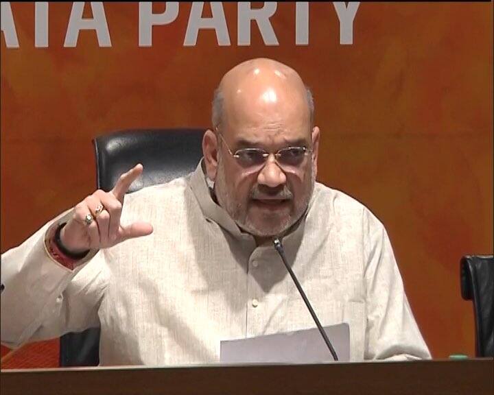 बेहद हमलावर अंदाज़ में प्रेस कॉंफ्रेंस करते हुए अमित शाह ने कांग्रेस-जेडीएस के खिलाफ कई बड़ी बातें कहीं.