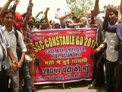 इलाहाबाद : SSC अभ्यर्थियों ने जमकर किया हंगामा, सड़कें जाम कीं, लाठी-डंडों के साथ निकाला मार्च इलाहाबाद : SSC अभ्यर्थियों ने जमकर किया हंगामा, सड़कें जाम कीं, लाठी-डंडों के साथ निकाला मार्च