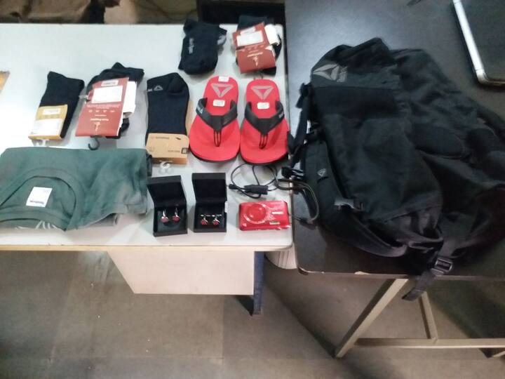पुलिस के मुताबिक इस गैंग के मुख्य आरोपी राजू के ऊपर पहले से 15 मामले दर्ज हैं लेकिन जिस तरह से ये बदमाश बेखौफ होकर कनॉट प्लेस जैसी मार्केट जहां 24 घंटे पुलिस की तैनाती रहती है वहां सेंधमारी करते थे उससे कहीं ना कहीं पुलिस पर ही सवाल खड़े होते हैं.