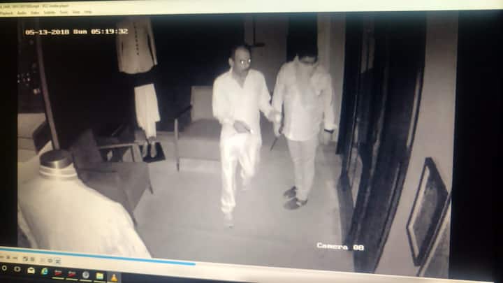 पुलिस के मुताबिक इस गैंग का सरगना राजू है. दरअसल राजू और उसका साथी संजीव कुमार पहले एक प्राइवेट कैब से कनॉट प्लेस के इलाके में रेकी करते और और फिर बेखोफ होकर आसानी से दुकानों में हाथ साफ कर फरार हो जाते.