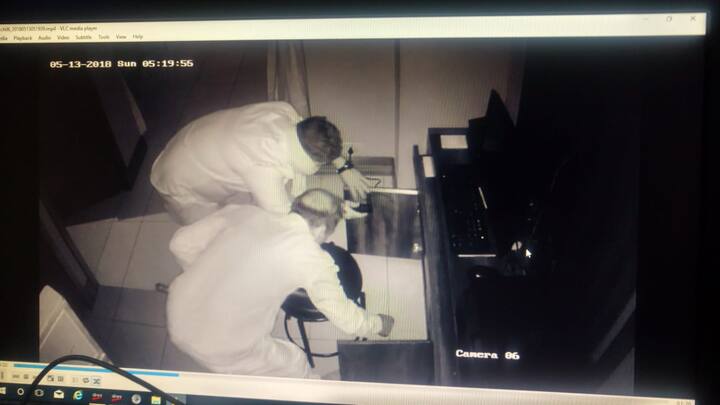 राजधानी दिल्ली के दिल कनॉट प्लेस की दुकानों बेखौफ होकर ये चोर सेंध लगाते थे. पिछले 15 दिनों में इन चोरों ने 4 शोरूम में चोरी की वारदात को अंजाम दिया जिसके बाद पुलिस ने तमाम सीसीटीवी फुटेज खंगाले और उसकी मदद से इन आरोपियों की पहचान कर इन्हें गिराफ्तार कर लिया.