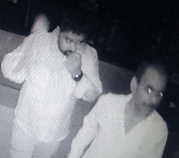 दिल्ली:दिल्ली पुलिस ने चोरों के एक ऐसे गिरोह का भंडाफोड़ किया है जो दिल्ली के दिल कनॉट प्लेस में चोरी की वारदात को अंजाम दिया करता था.आपको बता दे कि पिछले 15 दिनों में इन्होंने दिल्ली पुलिस की नाक में दम किया हुआ था जिसके बाद सीसीटीवी की मदद से पुलिस इन तक पहुचीं.