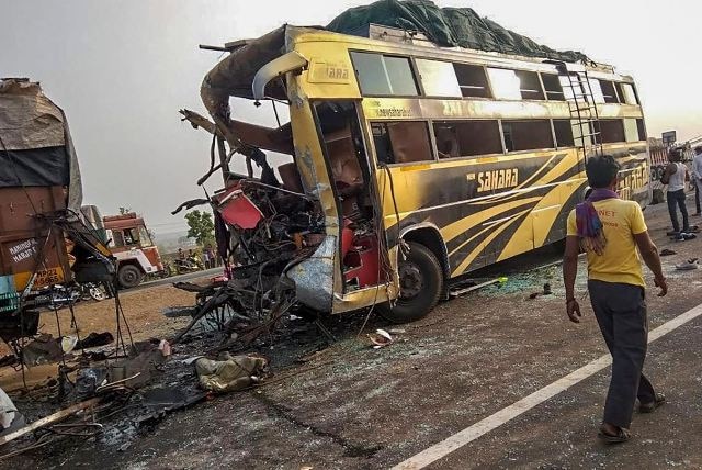 up mazor bus accident in Lucknow-Agra Express Way 45 injured दिल्ली से बिहार जा रही बस लखनऊ-आगरा एक्सप्रेस वे पर बड़े हादसे का शिकार, 45 जख्मी