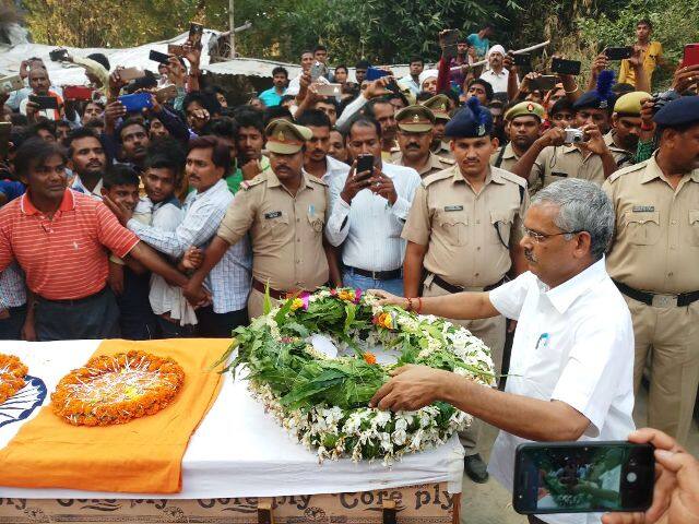 सबसे पहले भाई की शहादत की खबर पाने वाली बहन सरिता का भी रो-रो कर बुरा हाल था. रविनाथ ने बहन से वादा किया था कि वह छुट्टी लेकर उसका बरक्षा (रोके की रस्म) लेकर जाने के लिए जरूर आएगा. रविनाथ को 24 मई को एक शादी में सम्मिलित होने आना था. उसके बाद 30 मई को अपनी बहन सरिता का बरक्षा चढ़ाने रामनगर के पास पड़ाव जाना था. लेकिन नक्सलियों के लैंडमाइन ब्लास्ट ने पूरे परिवार के सपने तोड़ दिए. रविनाथ के पिता सत्यप्रकाश ने बताया कि रविनाथ बार-बार यही दिलासा दे रहा था कि पापा शादी की चिंता बिल्कुल मत करना, वह सब मैनेज कर लेगा. लेकिन विधि के विधान ने उसके पहले ही रविनाथ को परिवार से छीन लिया.