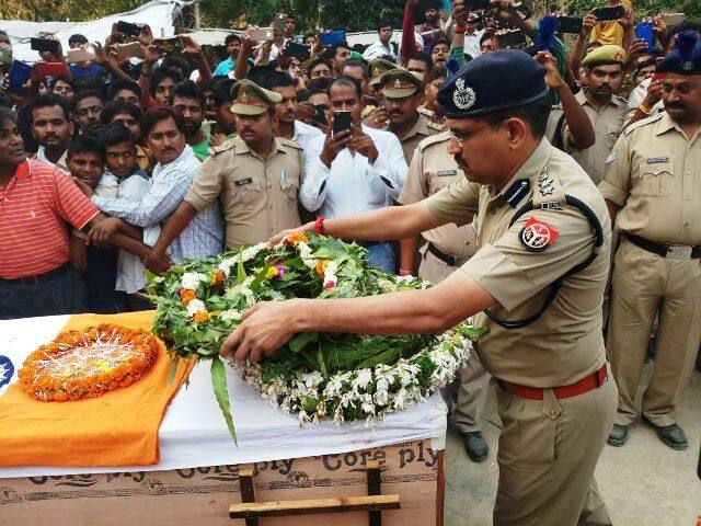 रविनाथ के शहादत की खबर पाकर पूरा इलाका ग़मगीन हो चुका था. सोमवार सुबह से ही बसनी व्यापार मंडल ने शहीद रविनाथ के सम्मान में श्रद्धांजलि देने के बाद बाज़ार बंद कर दिया. दिन भर इलाके की दुकानें बंद रहीं. बसनी के लोगों का कहना था कि आज रविनाथ ने शहीद होकर इस इलाके का नाम रोशन कर दिया. इसीलिए वीर सपूत के सम्मान और याद में बाजार बंद रखने का फैसला किया गया है.