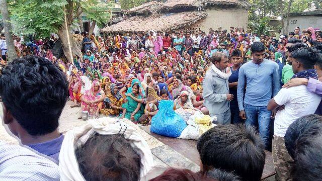 शाम को छत्तीसगढ़ से शहीद रविनाथ का शव उनके पैतृक गांव पहुंचा तो वहां डीएम योगेश्वर राम मिश्रा, एसएसपी रामकृष्ण भारद्वाज सहित जिले के सभी आलाधिकारी मौजूद थे. शहीद रविनाथ को गार्ड ऑफ ऑनर दिया गया. उसके बाद और एसएसपी ने पुष्प गुच्छ अर्पित कर शहीद को श्रद्धांजलि अर्पित की. इसी के साथ पूरा माहौल रविनाथ अमर रहे के नारों से गूंज उठा.