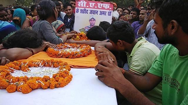 वाराणसी: रविवार को दंतेवाड़ा में नक्सली हमले में शहीद हुए रविनाथ सिंह पटेल का पार्थिव शरीर आज शाम उनके पैतृक गांव दल्लूपुर पहुंचा. गांव के बेटे को तिरंगे में लिपटा देख एक तरफ मातम था तो वहीं गर्व से सीना भी चौड़ा हो रहा था. दल्लुपुर गांव में वाराणसी के शहीद हुए लाल को अंतिम विदाई देने के लिए हजारों की संख्या में लोगों का हुजूम उमड़ा था.अपने बेटे का शव देखकर मां अनिता पटेल के सब्र का बांध टूट चुका था. वे बेटे के शव से लिपट कर रोने लगीं. रविवार को उन्हें बताया गया था कि उनका बेटा एक्सीडेंट में घायल हो गया है और उसे इलाज के लिए वाराणसी लाया जा रहा है. मां को उम्मीद थी कि बेटा इलाज के बाद ठीक हो जाएगा और अपनी बहन के बरक्षा के लिए भी जाएगा. लेकिन क्रूर सच्चाई से सामना होने के बाद मां-बाप दोनों के सपने चकनाचूर हो चुके थे.