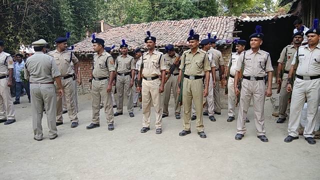 सीएम योगी आदित्यनाथ के निर्देश पर उनके दूत के रूप में प्रदेश सरकार के मंत्री नीलकंठ तिवारी भी वहां पहुंचे. उन्होंने शहीद के परिवार को यूपी सरकार की तरफ से 25 लाख रुपए की आर्थिक सहायता के बारे में बताया. साथ ही उन्होंने शहीद के पिता के बैंक अकाउंट में इस सहायता राशि ट्रांसफर किए जाने का सर्टिफिकेट भी सौंपा. राज्य मंत्री ने शहीद के पिता को यह भरोसा भी दिया कि उनके परिवार के एक व्यक्ति को सरकारी नौकरी के साथ सरकार की तरफ से हर संभव मदद की जाएगी.