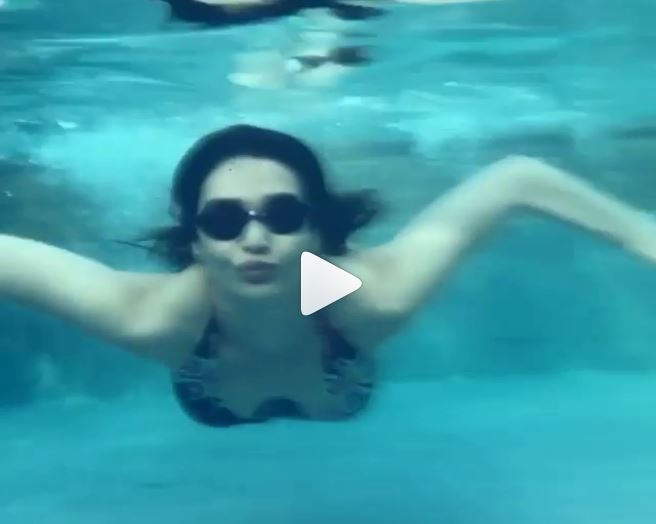 Naagin 3's Karishma Tanna beats the heat in a swimwear Video: पानी में आग लगाती नजर आईं नागिन 3 की यह अभिनेत्री, वायरल हुआ वीडियो