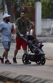 बेटी निशा को क्रैडल में घूमाने निकले सनी लियोनी के पति डेनियल, देखें क्यूट तस्वीरें