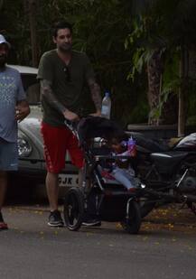 बेटी निशा को क्रैडल में घूमाने निकले सनी लियोनी के पति डेनियल, देखें क्यूट तस्वीरें