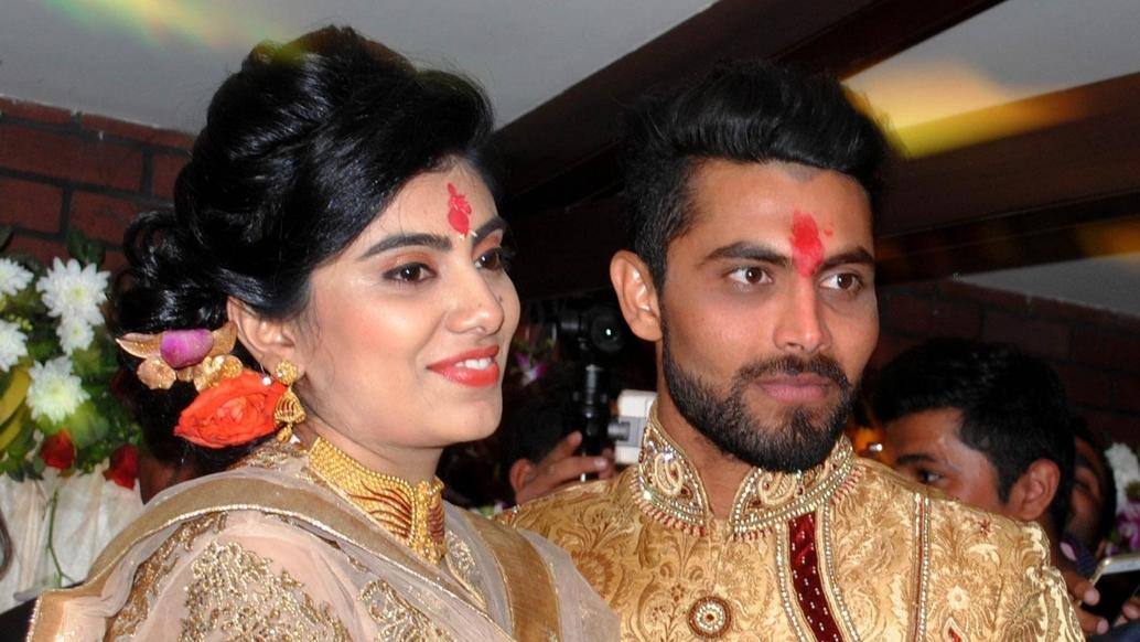 Cricketer Ravindra Jadeja’s wife ‘assaulted’ by cop after accident गुजरात: मामूली कहासुनी पर कांस्टेबल ने क्रिकेटर रवींद्र जाडेजा की पत्नी से सरेआम की मारपीट