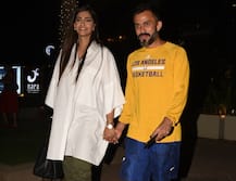 पति को कार में सोनम ने दी KISS तो जीभ चिढ़ाने लगे आनंद, देखें CUTE तस्वीरें