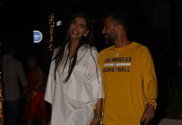 इस दौरान दोनों के चेहरों पर छाई खुशी देखते ही बन रही थी. डिनर पर आनंद के साथ उनके दोस्त भी नजर आए.