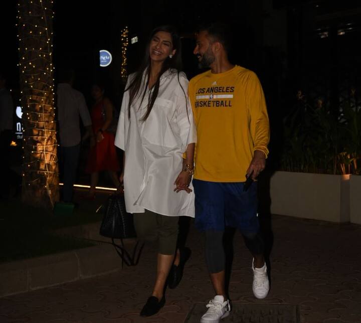 अगर आनंद के स्टाइल की बात करें तो वो येलो टी शर्ट और ब्लू शॉर्ट्स में नजर आए. इस दौरान वो व्हाइट स्निकर्स पहने दिखे.