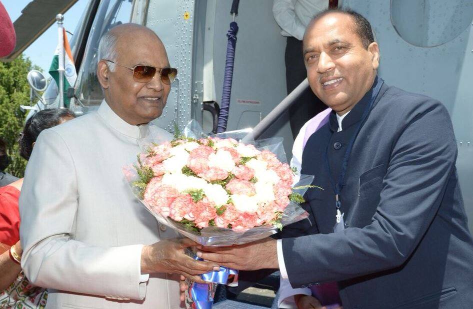 हिमाचल प्रदेश: CM जयराम ठाकुर की सादगी, राष्ट्रपति के दौरे में टेंपो ट्रैवलर का किया इस्तेमाल Himachal CM Jai Ram Thakur prefers public transport for commuting During President Ram Nath Kovind Visit हिमाचल प्रदेश: CM जयराम ठाकुर की सादगी, राष्ट्रपति के दौरे में टेंपो ट्रैवलर का किया इस्तेमाल
