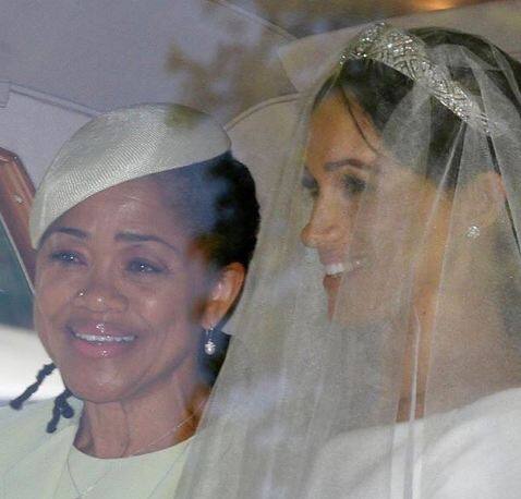 ग्रुप फोटो में मेगन की मां डोरिया रगलैंड भी नजर आ रही हैं जो मेगन की तरफ से इस विवाह समारोह में शामिल होने वाली एकमात्र करीबी पारिवारिक सदस्य थीं. आधिकारि फोटोः इंस्टाग्राम