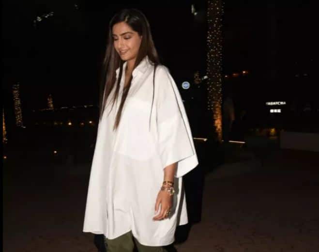 इस लुक में सोनम कपूर अपने पति आनंद आहूजा के साथ रात डिनर पर गईं थी. लोगों ने जब सोनम को ऐसा देखा तो ये कयास लगाए जाने लगे कि सोनम ने अपने पति आनंद आहूजा की शर्ट पहन ली है. लेकिन असल में ये एक नया फैशन ट्रेंड हैं जिसमें सोनम ओवर साइज्ड ड्रेस में दिखाई दे रही है. फोटोः मानव मंगलानी