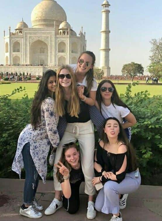 ये तस्वीर कुछ वक्त पहले की है जब सुहाना अपनी कुछ स्कूल फ्रेंड्स को आगरा का ताजमहल दिखाने लाईं थी. इस दौरान सुहाना अपनी मां गौरी खान का कुर्ता पहने नजर आईं थी. बेशक इस अपनी मां की कुर्ती में वो बेहद खूबसूरत लग रही थी. लेकिन इस तस्वीर में अपने पोज को लेकर सुहाना खान सोशल मीडिया पर जमकर ट्रोल हुईं थी. (Photo - इंस्टाग्राम)