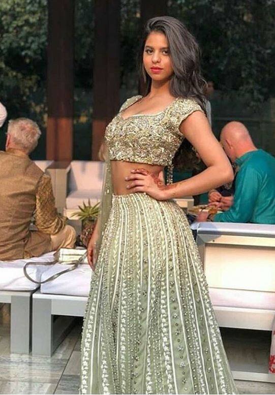 ये तस्वीर भी दिल्ली की उसी शादी की है. इसमें सुहाना बेहद खूबसूरत लहंगा पहने दिख रही हैं. इस तस्वीर को देखकर फैंस ने उन्हें डस्की ब्यूटी करार दिया था. (Photo - इंस्टाग्राम)