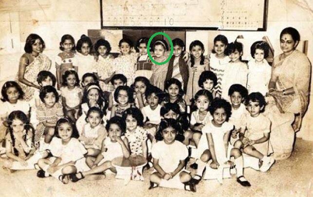 ऐश्वर्या राय बच्चन की ये तस्वीर तब की है जब वो एलकेजी की स्टूडेंट थीं. इस तस्वीर में ऐशवर्या के क्लासमेट्स के साथ साथ उनकी टीचर्स भी नजर आ रही हैं. (तस्वीर: इंस्टाग्राम)