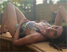 स्विमसूट में पूल किनारे इस अंदाज में नजर आईं टीवी एक्ट्रेस करिश्मा तन्ना