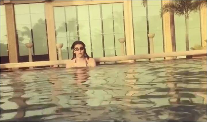 हालांकि करिश्मा ने अपने इंस्टा अकाउंट पर स्विमिंग पूल में नहाते हुए एक वीडियो भी शेयर किया है. (तस्वीर-इंस्टाग्राम)