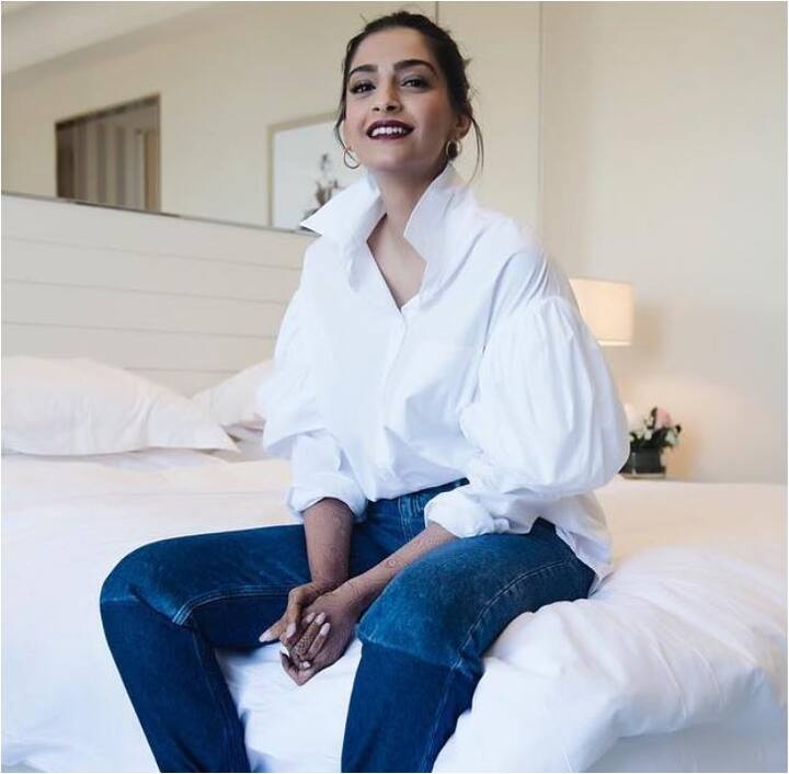 चेहरे पर मुस्कान और ओवरसाइज वाइट शर्ट में सोनम की ये तस्वीर उनके इंस्टाग्राम अकाउंट से ली गई है. जहां इस तस्वीर पर उनके फैंस ने हजारों लाइक्स और कमेंट्स किया है. ये कांस में शिरकत करने के बाद की तस्वीर है (तस्वीर-इंस्टाग्राम)